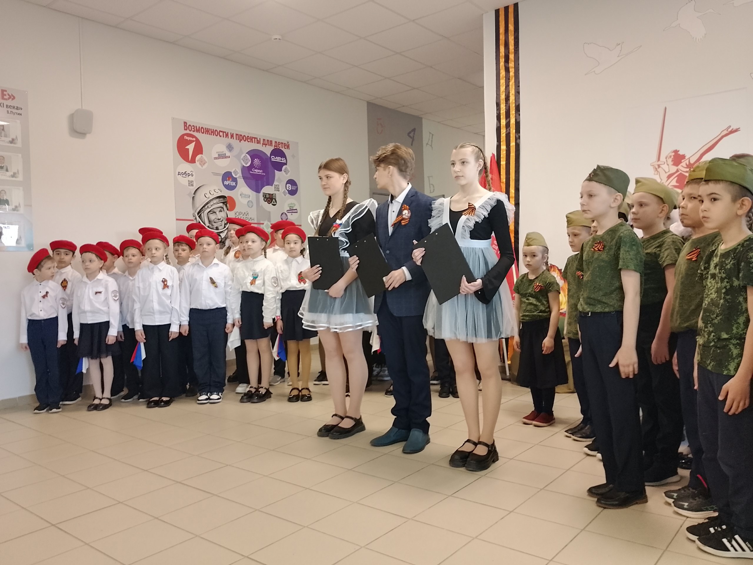 Торжественная церемония открытия новых экспозиций в школьном музеи.