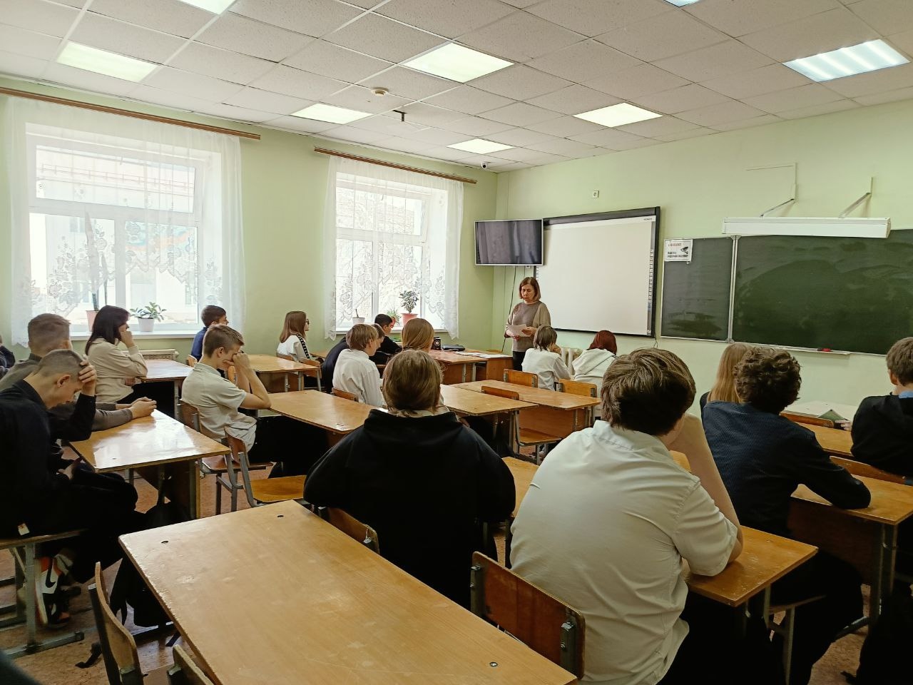 Тематические классные часы.