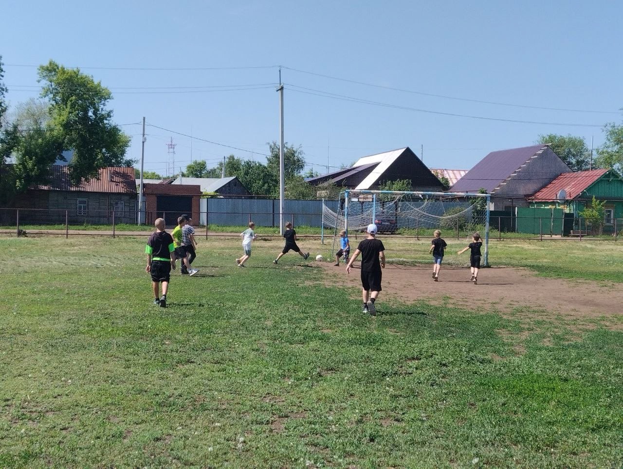 В шестой день работы лагеря «Корабль &amp;quot;Детство&amp;quot;», ребят встретили бодрая зарядка и торжественная линейка..