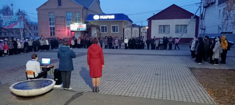 6 ноября. Церемония поднятия флага РФ.